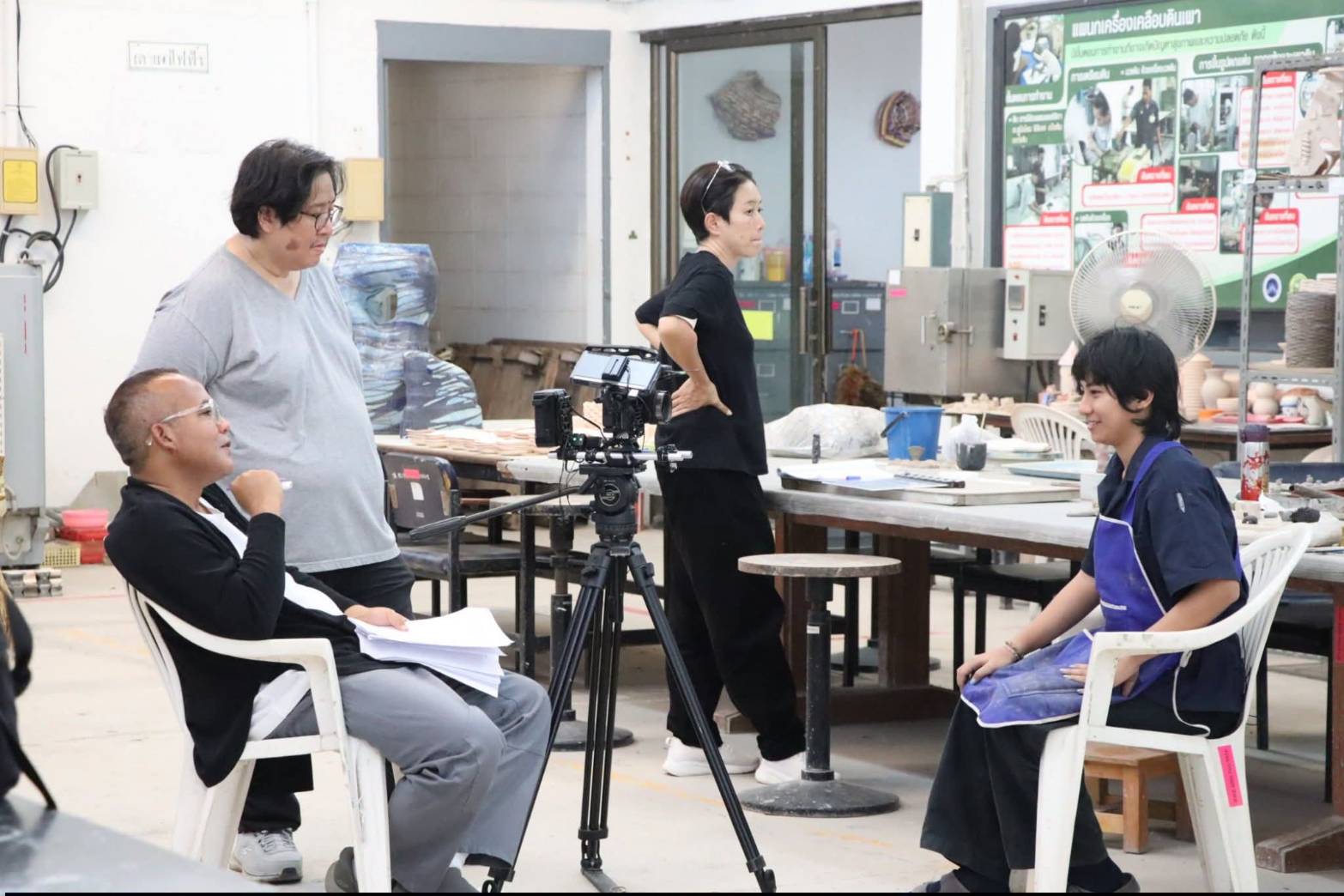 title - เลขาธิการ ส.ป.ก. บันทึกเทปให้สัมภาษณ์กิจกรรมการดำเนินงานผลสำเร็จของศูนย์ศิลปาชีพบางไทรฯ ณ ศูนย์ส่งเสริมและพัฒนาอาชีพเสริมนอกภาคการเกษตร